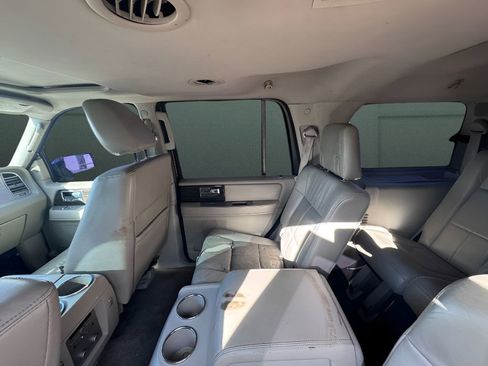 Used 2010 Lincoln Navigator image 30