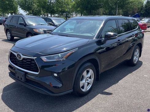 Used 2021 Toyota Highlander LE AWD/4WD image 1