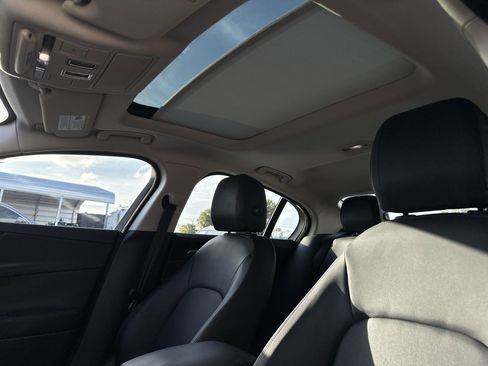 Used 2017 Jaguar XE Premium image 16