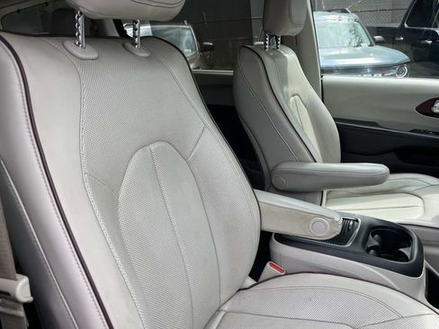 Used 2020 Chrysler Pacifica Limited FWD image 31