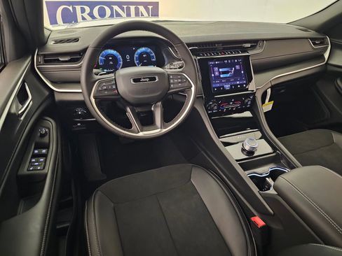 New 2025 Jeep Grand Cherokee Altitude image 15