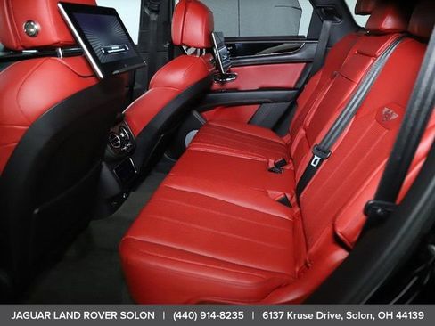 Used 2022 Bentley Bentayga image 27