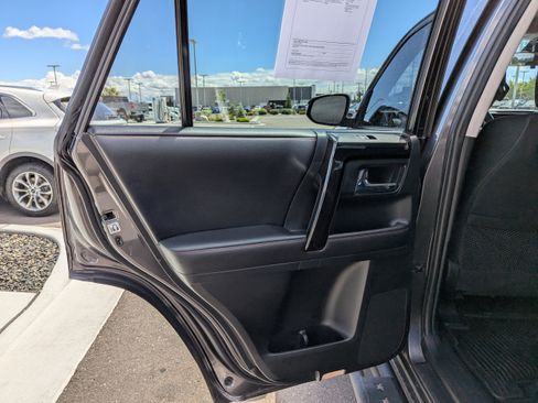 Used 2018 Toyota 4Runner TRD Off-Road AWD/4WD image 30