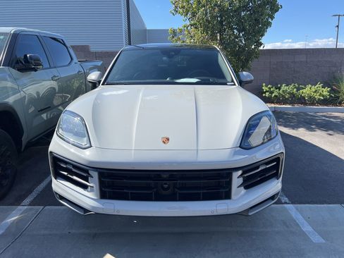 Used 2025 Porsche Cayenne Coupe AWD/4WD image 3