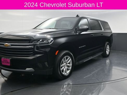 Used 2024 Chevrolet Suburban LT image 2
