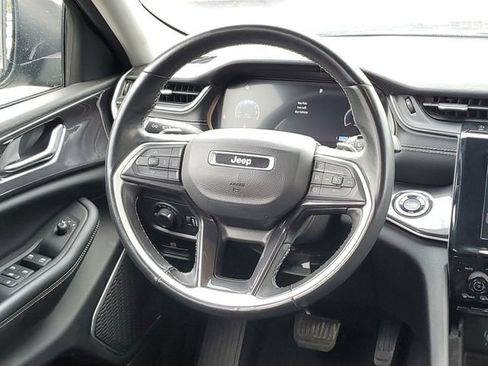 Used 2022 Jeep Grand Cherokee Laredo w/ Luxury Tech Group I AWD/4WD image 24