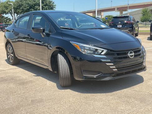 Used 2025 Nissan Versa SV FWD image 4