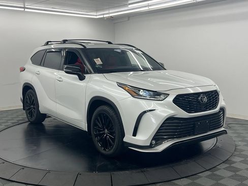 Used 2023 Toyota Highlander XSE FWD image 3