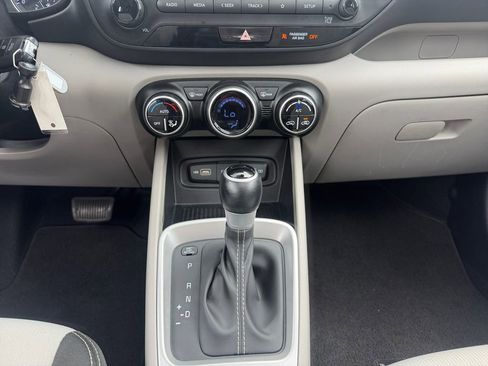 Used 2022 Hyundai Venue SEL FWD image 11