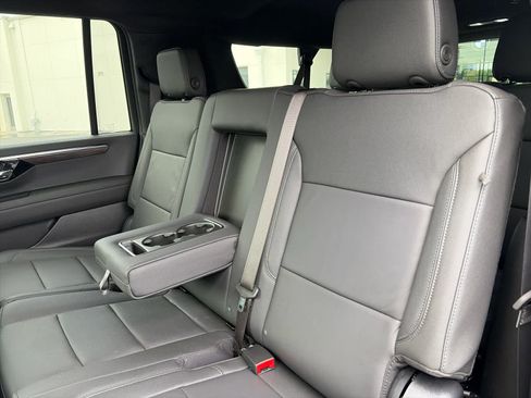 Used 2026 Chevrolet Suburban LT RWD image 8