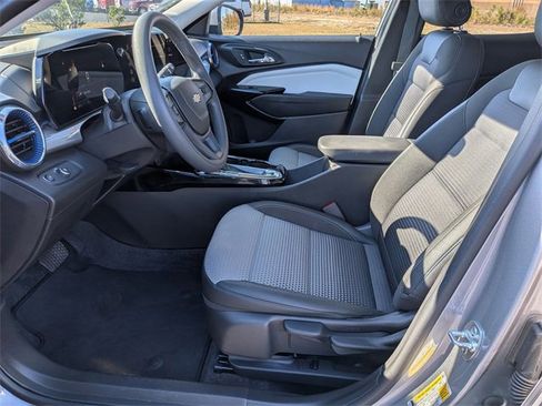 Used 2025 Chevrolet Trax LT image 15