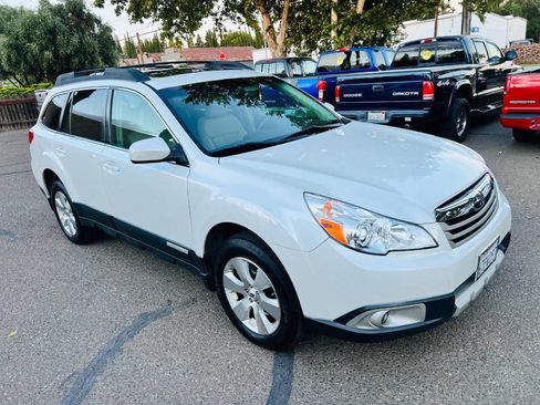 Used 2011 Subaru Outback 3.6R Limited w/ PWR Moonroof Pkg AWD/4WD image 2