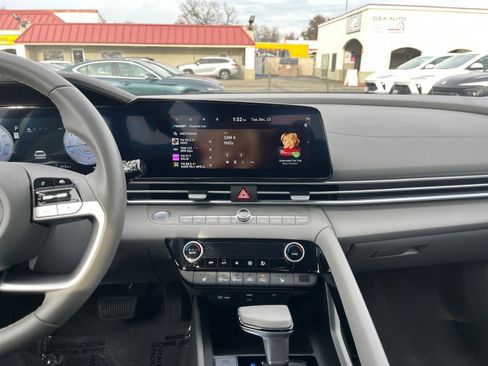 Used 2025 Hyundai Elantra SEL image 18