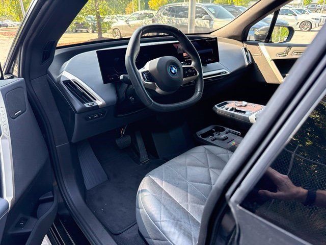Used 2024 BMW iX xDrive50 w/ Premium Package AWD/4WD image 16