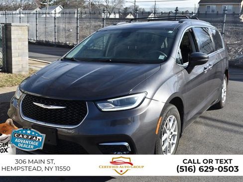 Used 2025 Chrysler Pacifica Select FWD image 2