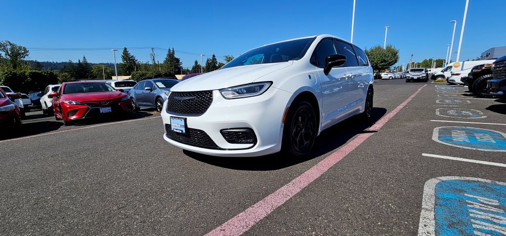 Used 2024 Chrysler Pacifica Limited FWD image 4