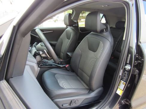 Used 2023 Kia Niro EX Touring image 6