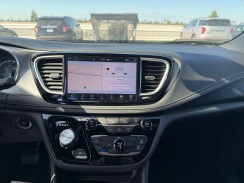 Used 2025 Chrysler Pacifica Limited image 17