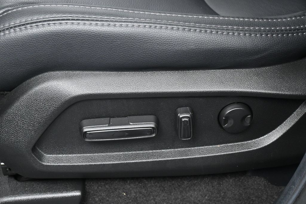Used 2025 Honda Pilot Touring image 12