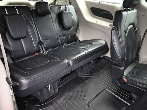 Used 2022 Chrysler Pacifica Touring-L FWD image 9