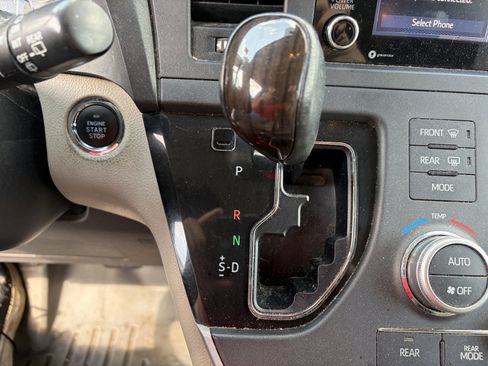 Used 2020 Toyota Sienna XLE w/ XLE Navigation Package AWD/4WD image 21