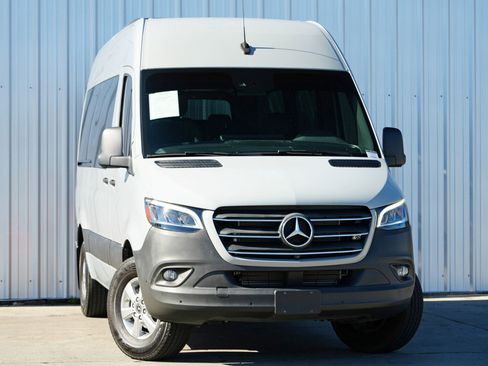 Used 2022 Mercedes-Benz Sprinter 1500 image 4