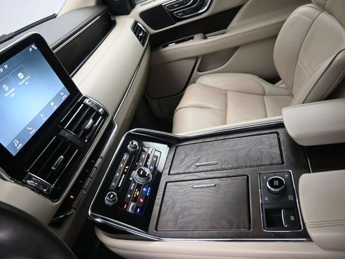 Used 2019 Lincoln Navigator Reserve AWD/4WD image 18