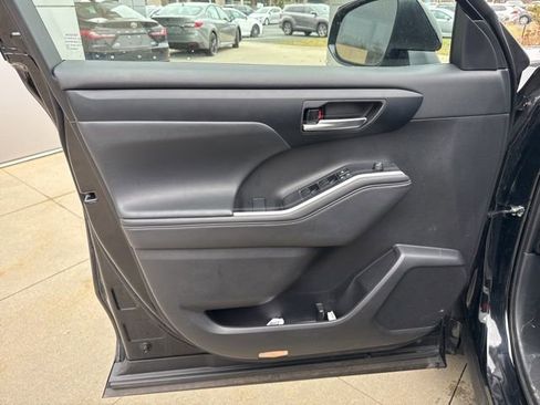 Used 2025 Toyota Highlander XLE image 25