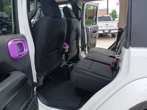 Used 2020 Jeep Wrangler Unlimited Sahara AWD/4WD image 16