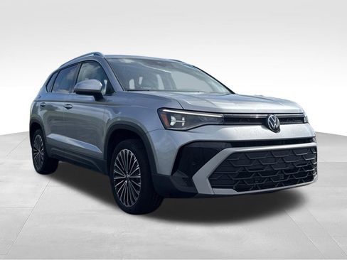 Used 2025 Volkswagen Taos SE FWD image 3