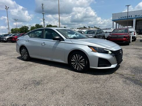 Used 2024 Nissan Altima 2.5 SV FWD image 1