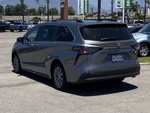 Certified 2026 Toyota Sienna XLE FWD image 4