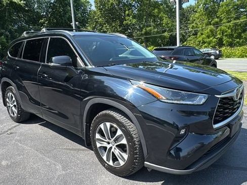 Used 2021 Toyota Highlander XLE AWD/4WD image 3