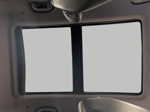 Used 2018 Chevrolet Equinox Premier FWD image 25