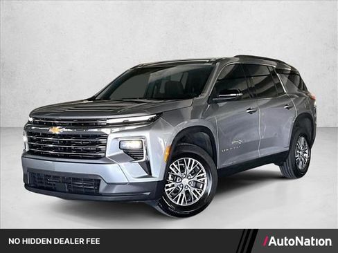 Used 2025 Chevrolet Traverse LT FWD image 1