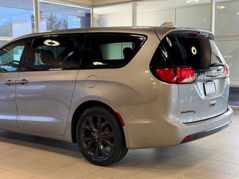 Used 2019 Chrysler Pacifica Touring Plus w/ S Appearance Package FWD image 13