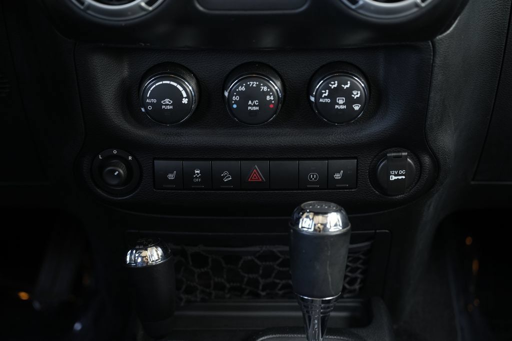 Used 2015 Jeep Wrangler Unlimited Sahara w/ Connectivity Group AWD/4WD image 40