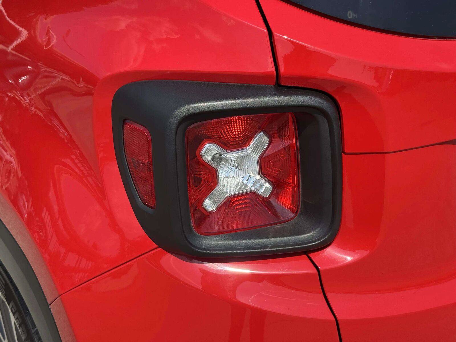 Used 2015 Jeep Renegade Latitude w/ Popular Equipment Group FWD image 14