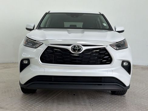 Used 2025 Toyota Highlander LE FWD image 6