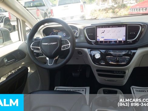 Used 2023 Chrysler Pacifica Touring-L image 21