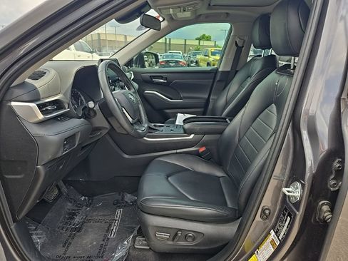 Used 2022 Toyota Highlander XLE FWD image 16