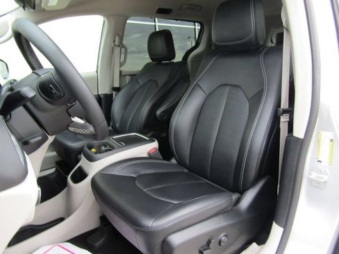 Used 2024 Chrysler Pacifica Touring-L FWD image 22