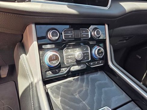 Used 2024 GMC Yukon Denali w/ Advanced Technology Package AWD/4WD image 26