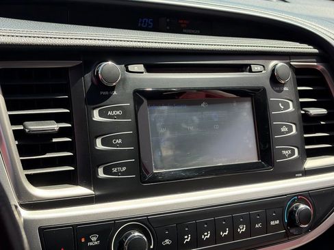 Used 2018 Toyota Highlander LE w/ Carpet Mat Package (TMS) AWD/4WD image 9