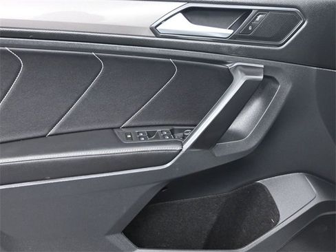 Used 2022 Volkswagen Tiguan SE image 11