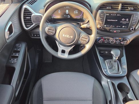 Used 2025 Kia Soul LX w/ LX Technology Package FWD image 7