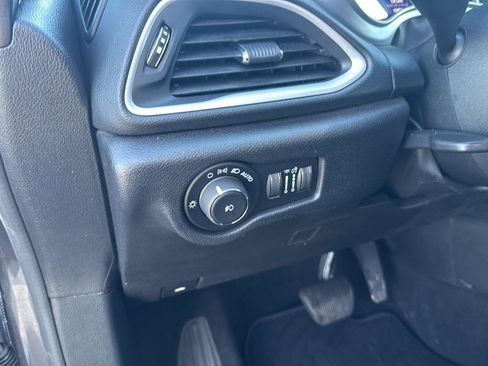 Used 2020 Chrysler Pacifica Touring-L Plus w/ S Appearance Package image 16