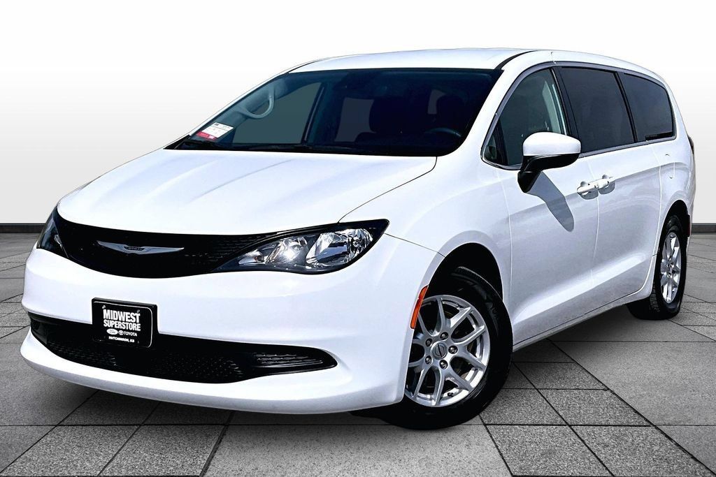 Used 2023 Chrysler Voyager LX FWD image 1