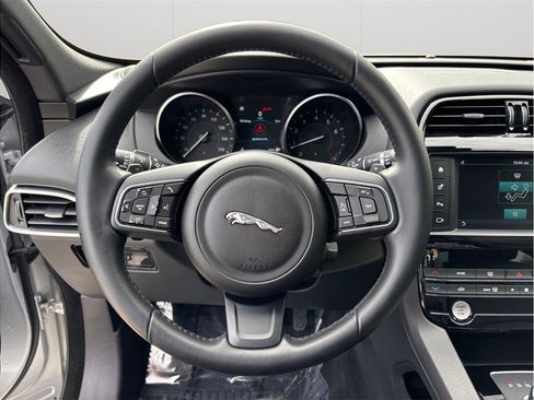 Used 2018 Jaguar F-PACE Premium image 28