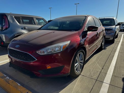 Used 2017 Ford Focus SE image 2